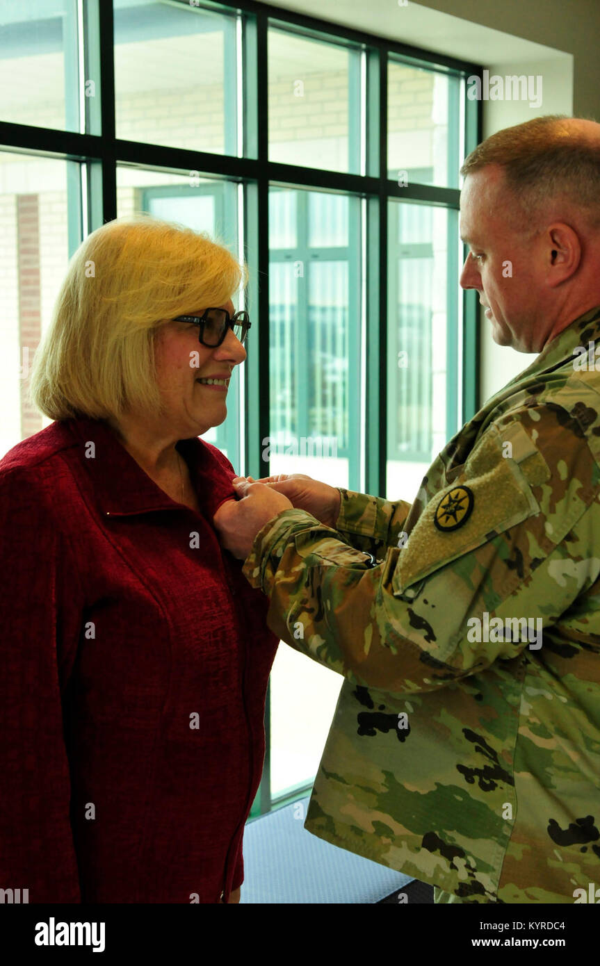 D'autres soldats se sont réunis au quartier général du Commandement de soutien expéditionnaire 316e de présenter officiellement la Dre Elaine Berkowitz avec sa retraite après son prix de près de 40 ans de carrière dans la réserve de l'armée le 10 janvier 2018. Banque D'Images