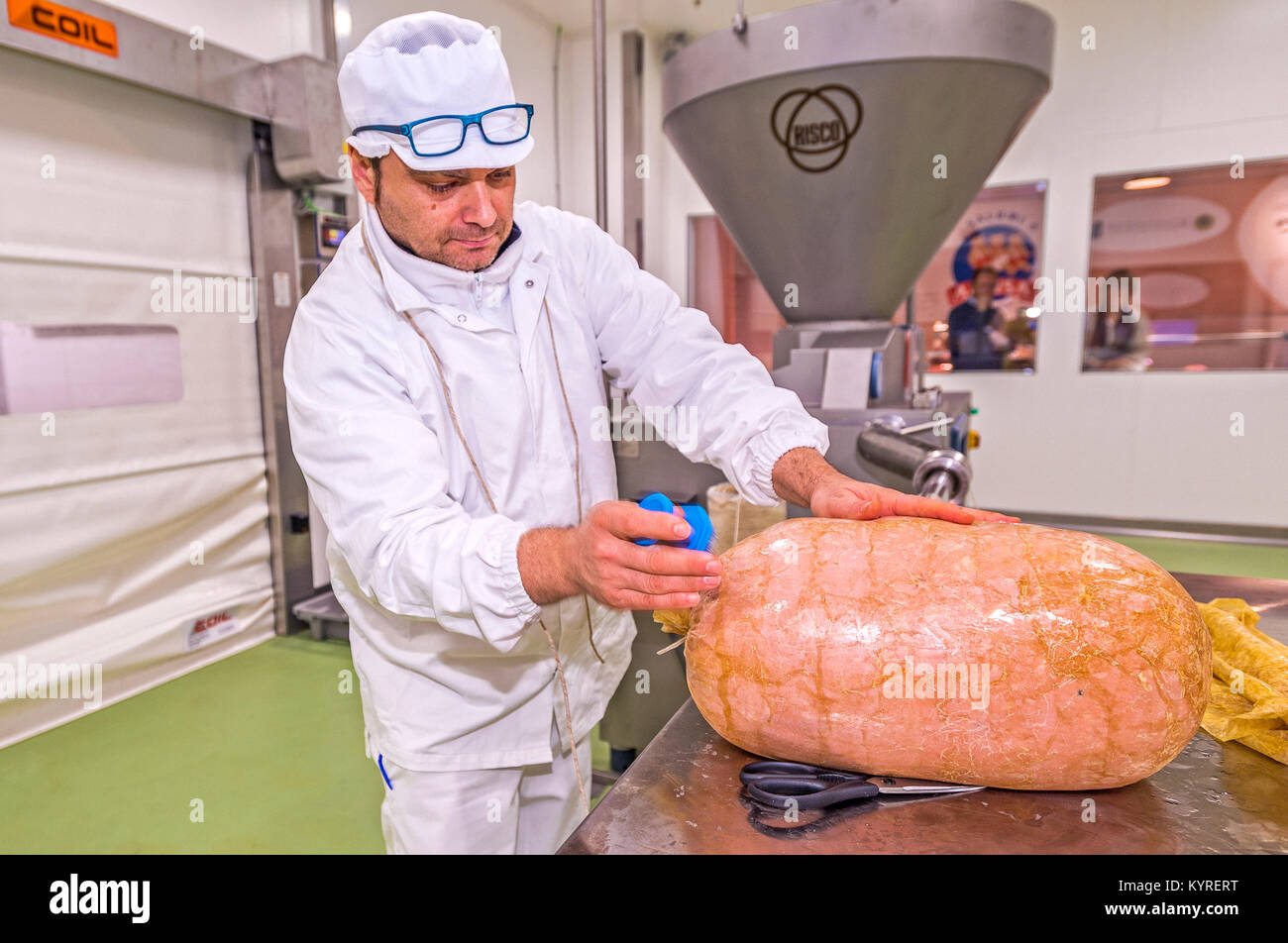 Italie Emilie Romagne Bologne Bologne Monde FICO Eataly - Consortium de mortadelle Bologna IGP - différentes phases du traitement de la mortadelle -Le forage de la mortadelle pour laisser l'air Banque D'Images