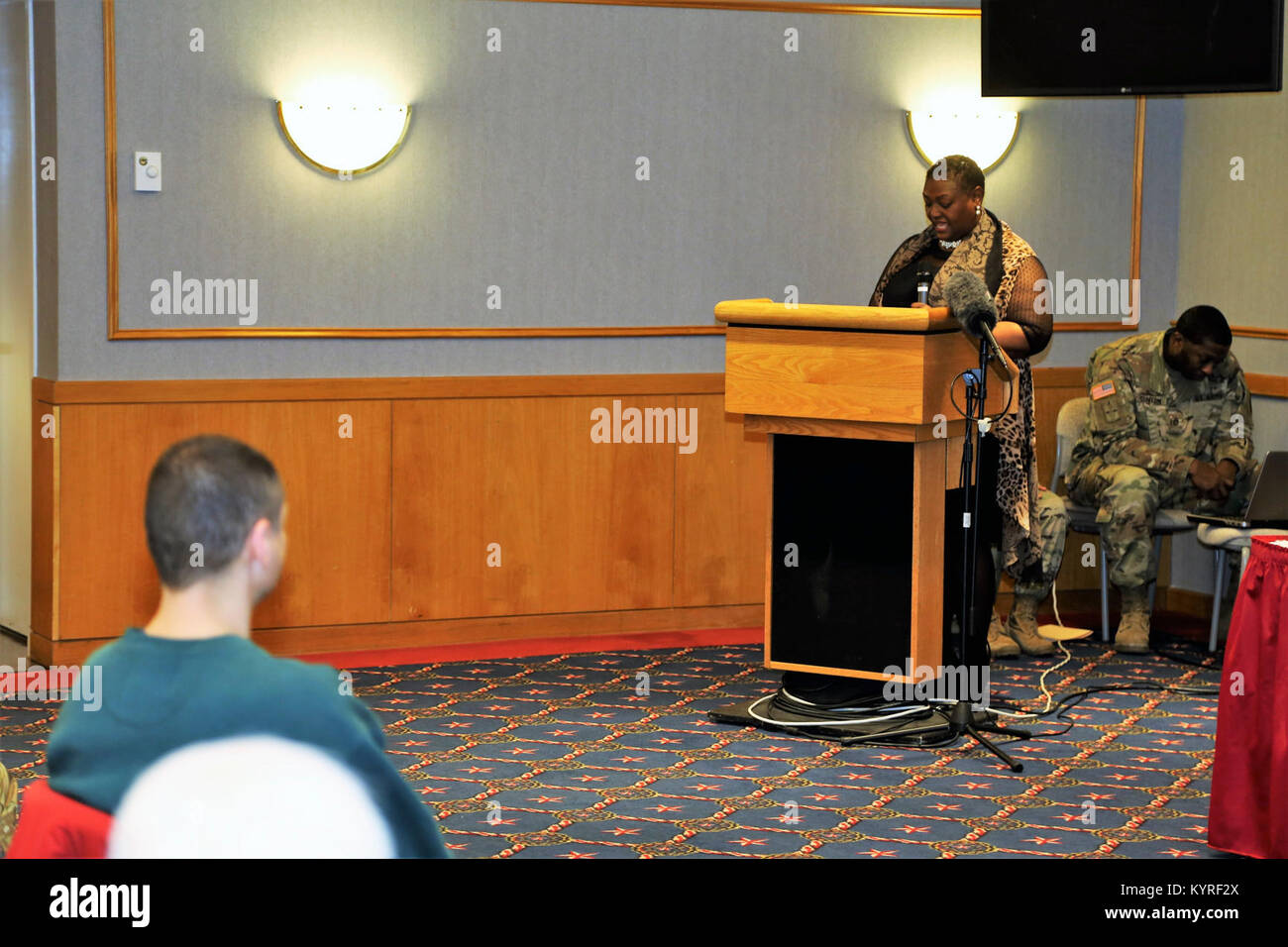 Le révérend Peggy M. Williams avec le Mount Zion Baptist Church de Madison, Wisconsin, donne sa présentation lors de l'installation l'occasion de la journée Martin Luther King le 11 janvier 2018, à Fort McCoy, Wisconsin Williams, originaire de Greenville, Alabama), est titulaire d'un doctorat en ministère dans le développement de la communauté chrétienne et d'une maîtrise en théologie du nord de l'Baptist Theological Seminary-Lombard, Ill. Williams a servi comme l'orateur invité pour l'événement. (U.S. Army Banque D'Images