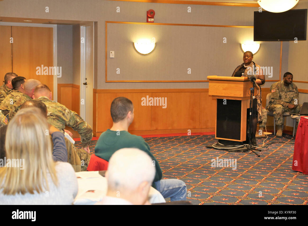 Le révérend Peggy M. Williams avec le Mount Zion Baptist Church de Madison, Wisconsin, donne sa présentation lors de l'installation l'occasion de la journée Martin Luther King le 11 janvier 2018, à Fort McCoy, Wisconsin Williams, originaire de Greenville, Alabama), est titulaire d'un doctorat en ministère dans le développement de la communauté chrétienne et d'une maîtrise en théologie du nord de l'Baptist Theological Seminary-Lombard, Ill. Williams a servi comme l'orateur invité pour l'événement. (U.S. Army Banque D'Images