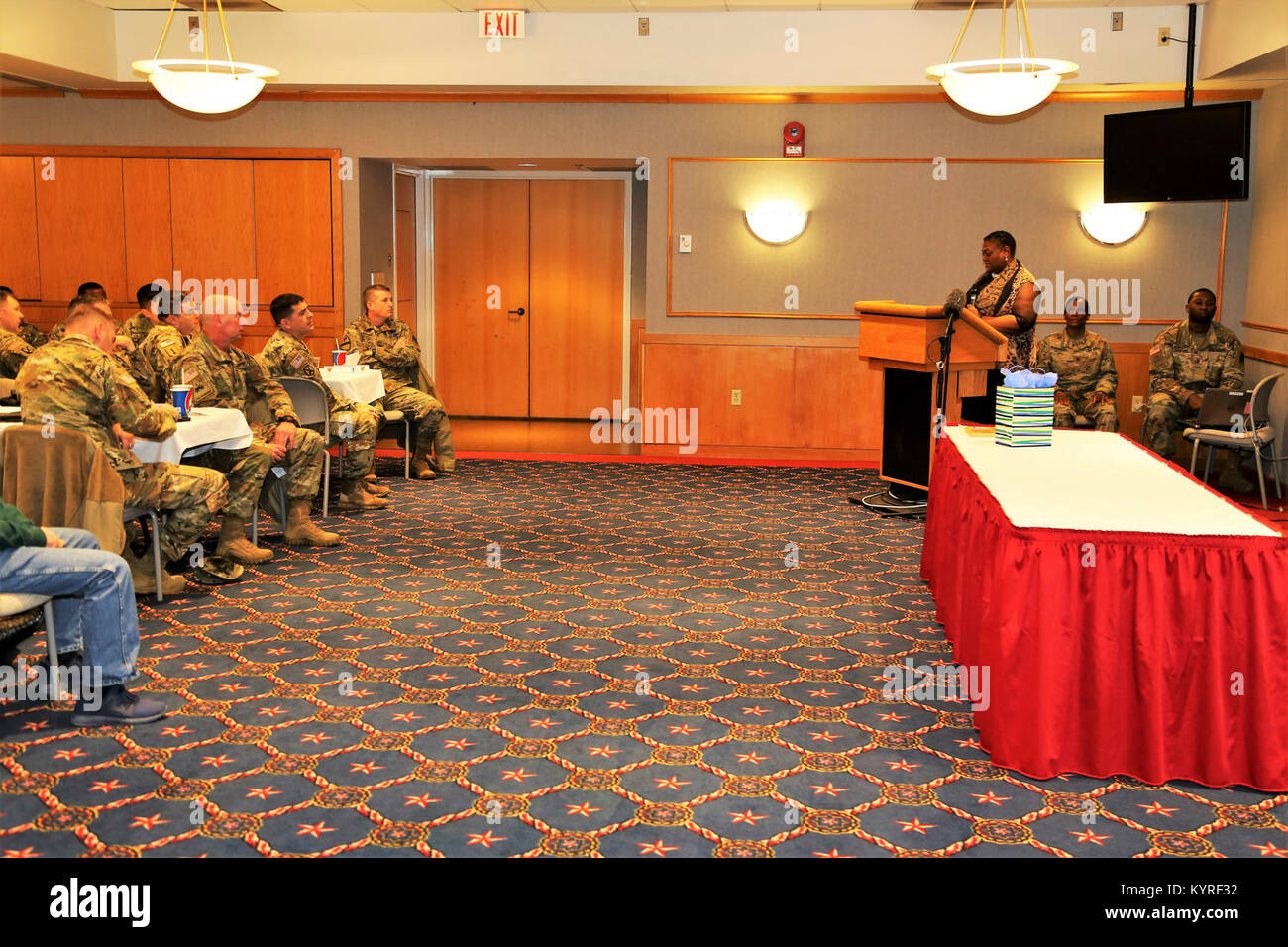 Le révérend Peggy M. Williams avec le Mount Zion Baptist Church de Madison, Wisconsin, donne sa présentation lors de l'installation l'occasion de la journée Martin Luther King le 11 janvier 2018, à Fort McCoy, Wisconsin Williams, originaire de Greenville, Alabama), est titulaire d'un doctorat en ministère dans le développement de la communauté chrétienne et d'une maîtrise en théologie du nord de l'Baptist Theological Seminary-Lombard, Ill. Williams a servi comme l'orateur invité pour l'événement. (U.S. Army Banque D'Images