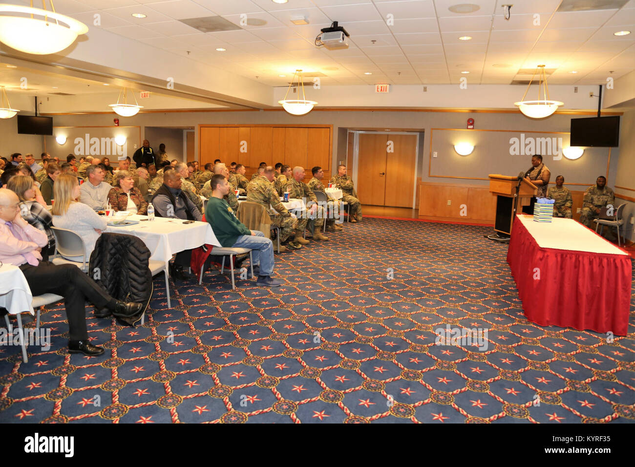 Le révérend Peggy M. Williams avec le Mount Zion Baptist Church de Madison, Wisconsin, donne sa présentation lors de l'installation l'occasion de la journée Martin Luther King le 11 janvier 2018, à Fort McCoy, Wisconsin Williams, originaire de Greenville, Alabama), est titulaire d'un doctorat en ministère dans le développement de la communauté chrétienne et d'une maîtrise en théologie du nord de l'Baptist Theological Seminary-Lombard, Ill. Williams a servi comme l'orateur invité pour l'événement. (U.S. Army Banque D'Images