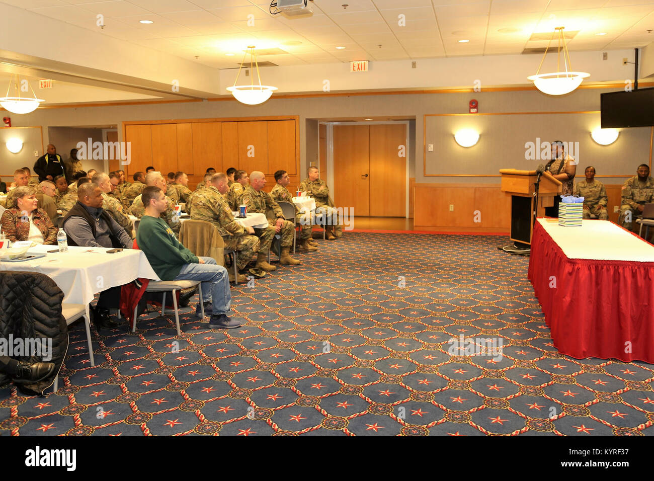 Le révérend Peggy M. Williams avec le Mount Zion Baptist Church de Madison, Wisconsin, donne sa présentation lors de l'installation l'occasion de la journée Martin Luther King le 11 janvier 2018, à Fort McCoy, Wisconsin Williams, originaire de Greenville, Alabama), est titulaire d'un doctorat en ministère dans le développement de la communauté chrétienne et d'une maîtrise en théologie du nord de l'Baptist Theological Seminary-Lombard, Ill. Williams a servi comme l'orateur invité pour l'événement. (U.S. Army Banque D'Images