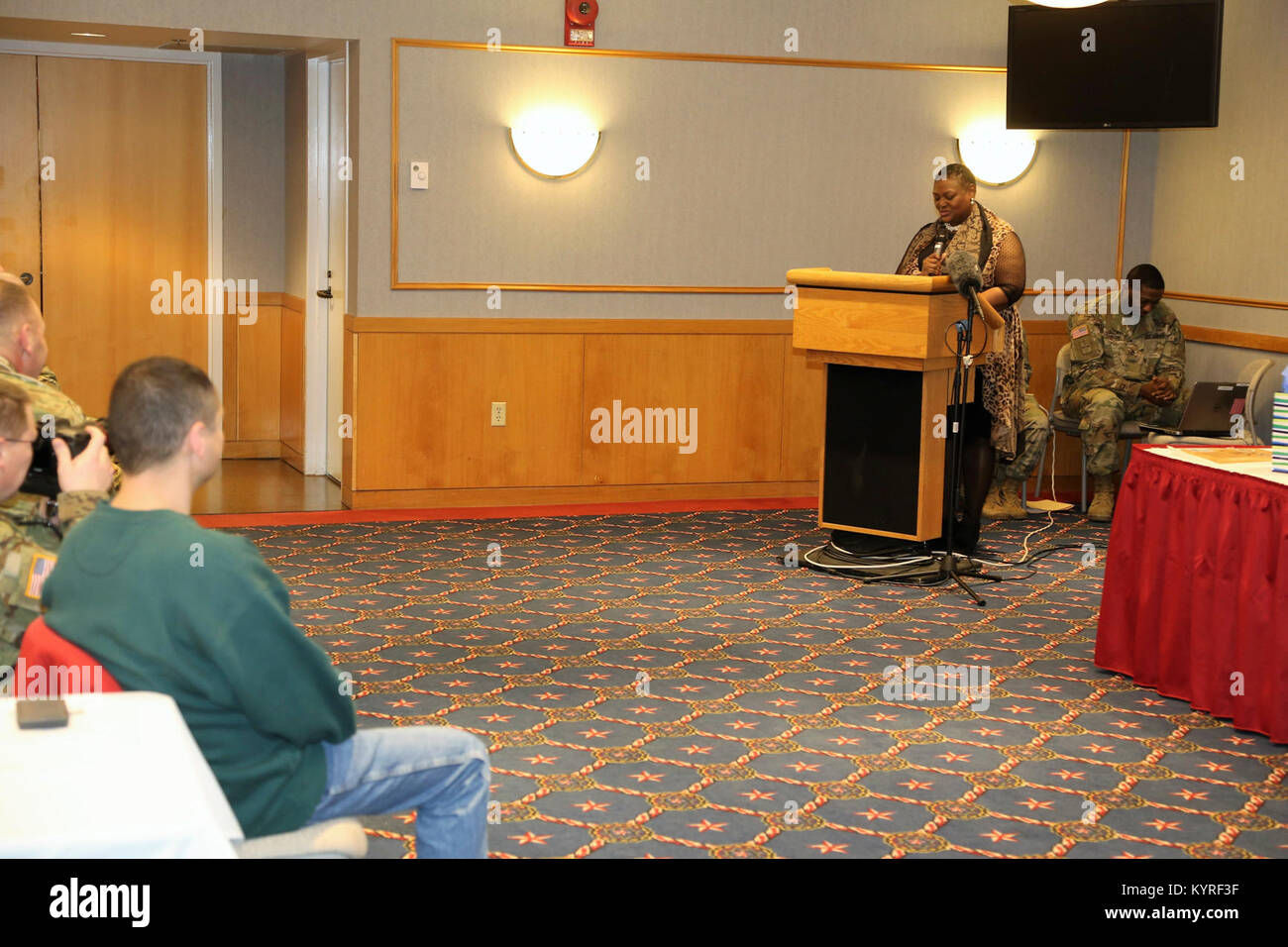 Le révérend Peggy M. Williams avec le Mount Zion Baptist Church de Madison, Wisconsin, donne sa présentation lors de l'installation l'occasion de la journée Martin Luther King le 11 janvier 2018, à Fort McCoy, Wisconsin Williams, originaire de Greenville, Alabama), est titulaire d'un doctorat en ministère dans le développement de la communauté chrétienne et d'une maîtrise en théologie du nord de l'Baptist Theological Seminary-Lombard, Ill. Williams a servi comme l'orateur invité pour l'événement. (U.S. Army Banque D'Images