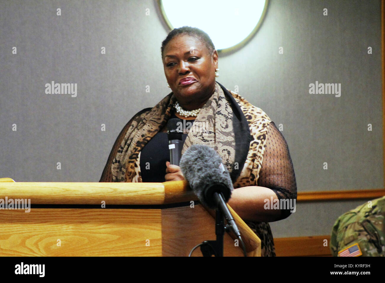 Le révérend Peggy M. Williams avec le Mount Zion Baptist Church de Madison, Wisconsin, donne sa présentation lors de l'installation l'occasion de la journée Martin Luther King le 11 janvier 2018, à Fort McCoy, Wisconsin Williams, originaire de Greenville, Alabama), est titulaire d'un doctorat en ministère dans le développement de la communauté chrétienne et d'une maîtrise en théologie du nord de l'Baptist Theological Seminary-Lombard, Ill. Williams a servi comme l'orateur invité pour l'événement. (U.S. Army Banque D'Images