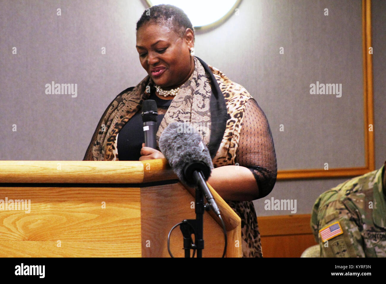 Le révérend Peggy M. Williams avec le Mount Zion Baptist Church de Madison, Wisconsin, donne sa présentation lors de l'installation l'occasion de la journée Martin Luther King le 11 janvier 2018, à Fort McCoy, Wisconsin Williams, originaire de Greenville, Alabama), est titulaire d'un doctorat en ministère dans le développement de la communauté chrétienne et d'une maîtrise en théologie du nord de l'Baptist Theological Seminary-Lombard, Ill. Williams a servi comme l'orateur invité pour l'événement. (U.S. Army Banque D'Images