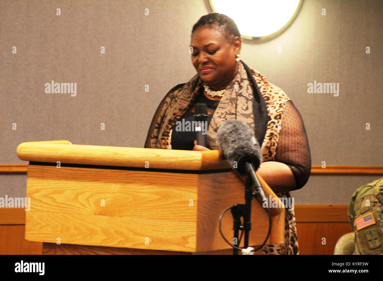 Le révérend Peggy M. Williams avec le Mount Zion Baptist Church de Madison, Wisconsin, donne sa présentation lors de l'installation l'occasion de la journée Martin Luther King le 11 janvier 2018, à Fort McCoy, Wisconsin Williams, originaire de Greenville, Alabama), est titulaire d'un doctorat en ministère dans le développement de la communauté chrétienne et d'une maîtrise en théologie du nord de l'Baptist Theological Seminary-Lombard, Ill. Williams a servi comme l'orateur invité pour l'événement. (U.S. Army Banque D'Images