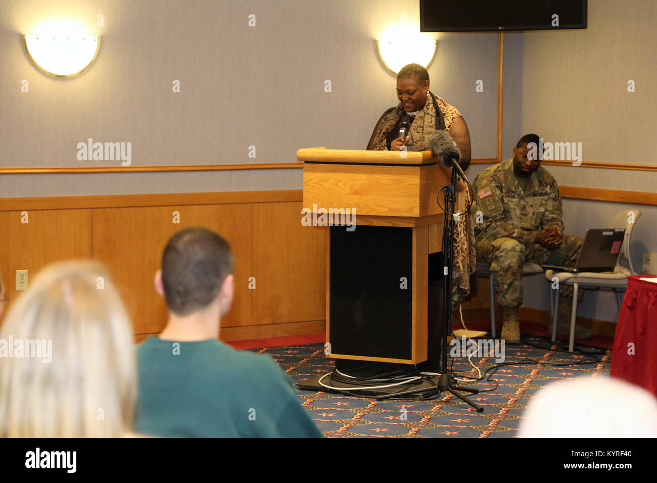 Le révérend Peggy M. Williams avec le Mount Zion Baptist Church de Madison, Wisconsin, donne sa présentation lors de l'installation l'occasion de la journée Martin Luther King le 11 janvier 2018, à Fort McCoy, Wisconsin Williams, originaire de Greenville, Alabama), est titulaire d'un doctorat en ministère dans le développement de la communauté chrétienne et d'une maîtrise en théologie du nord de l'Baptist Theological Seminary-Lombard, Ill. Williams a servi comme l'orateur invité pour l'événement. (U.S. Army Banque D'Images