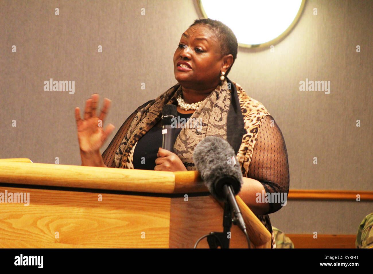 Le révérend Peggy M. Williams avec le Mount Zion Baptist Church de Madison, Wisconsin, donne sa présentation lors de l'installation l'occasion de la journée Martin Luther King le 11 janvier 2018, à Fort McCoy, Wisconsin Williams, originaire de Greenville, Alabama), est titulaire d'un doctorat en ministère dans le développement de la communauté chrétienne et d'une maîtrise en théologie du nord de l'Baptist Theological Seminary-Lombard, Ill. Williams a servi comme l'orateur invité pour l'événement. (U.S. Army Banque D'Images