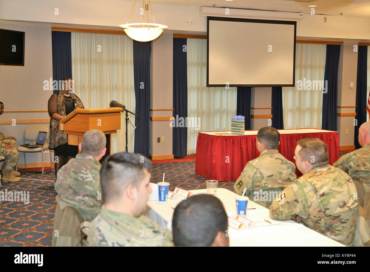 Le révérend Peggy M. Williams avec le Mount Zion Baptist Church de Madison, Wisconsin, donne sa présentation lors de l'installation l'occasion de la journée Martin Luther King le 11 janvier 2018, à Fort McCoy, Wisconsin Williams, originaire de Greenville, Alabama), est titulaire d'un doctorat en ministère dans le développement de la communauté chrétienne et d'une maîtrise en théologie du nord de l'Baptist Theological Seminary-Lombard, Ill. Williams a servi comme l'orateur invité pour l'événement. (U.S. Army Banque D'Images