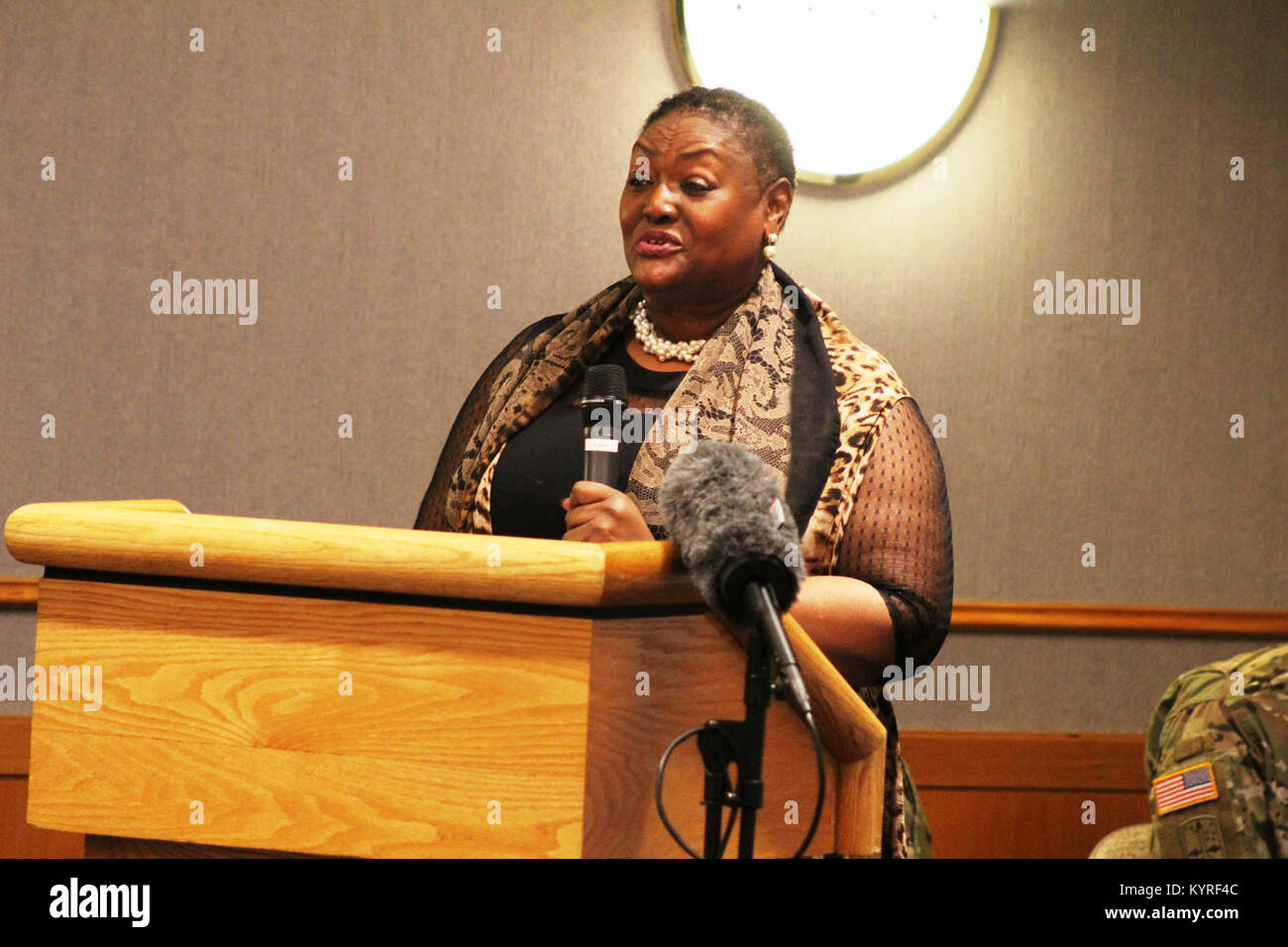 Le révérend Peggy M. Williams avec le Mount Zion Baptist Church de Madison, Wisconsin, donne sa présentation lors de l'installation l'occasion de la journée Martin Luther King le 11 janvier 2018, à Fort McCoy, Wisconsin Williams, originaire de Greenville, Alabama), est titulaire d'un doctorat en ministère dans le développement de la communauté chrétienne et d'une maîtrise en théologie du nord de l'Baptist Theological Seminary-Lombard, Ill. Williams a servi comme l'orateur invité pour l'événement. (U.S. Army Banque D'Images