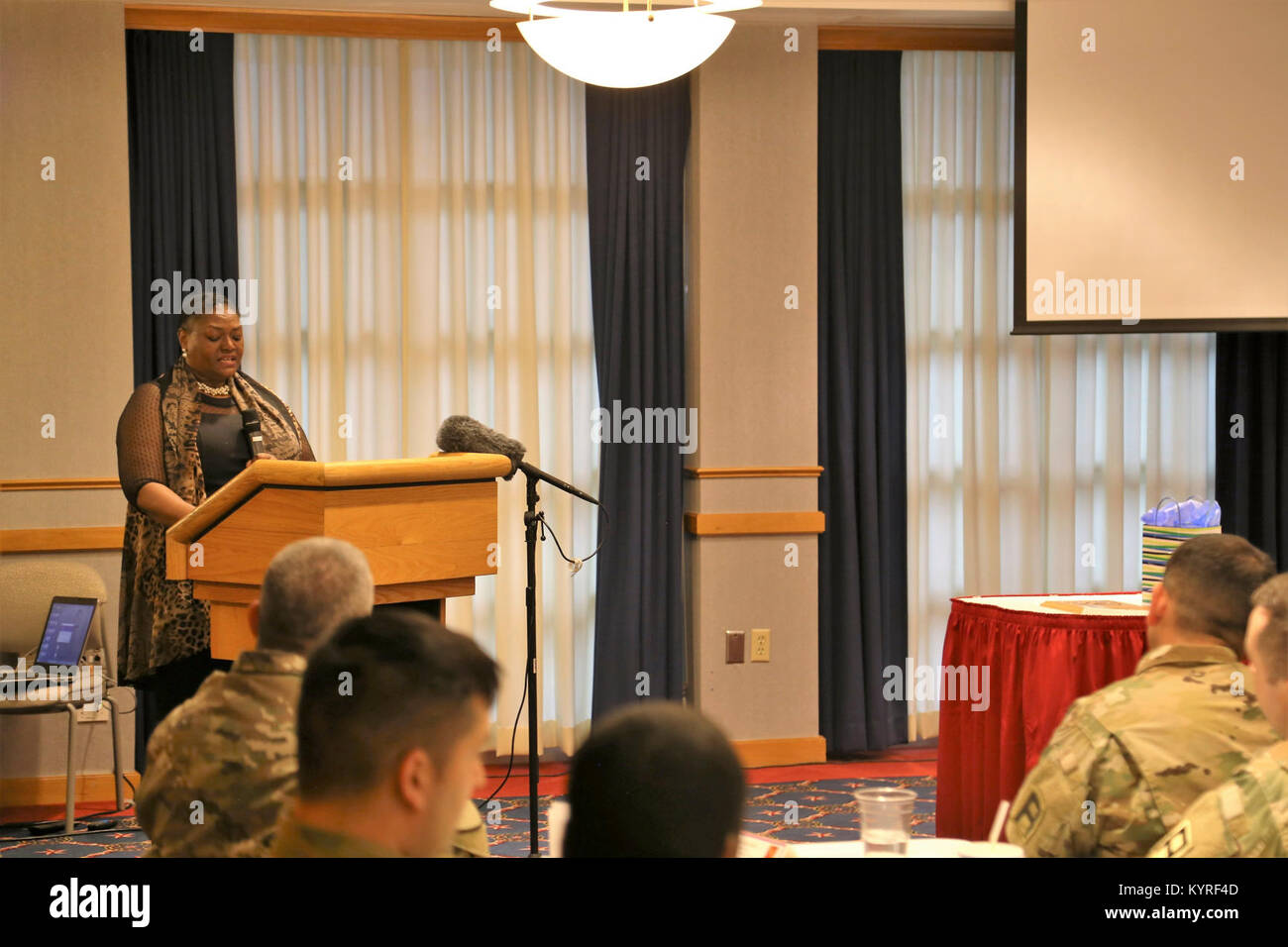 Le révérend Peggy M. Williams avec le Mount Zion Baptist Church de Madison, Wisconsin, donne sa présentation lors de l'installation l'occasion de la journée Martin Luther King le 11 janvier 2018, à Fort McCoy, Wisconsin Williams, originaire de Greenville, Alabama), est titulaire d'un doctorat en ministère dans le développement de la communauté chrétienne et d'une maîtrise en théologie du nord de l'Baptist Theological Seminary-Lombard, Ill. Williams a servi comme l'orateur invité pour l'événement. (U.S. Army Banque D'Images
