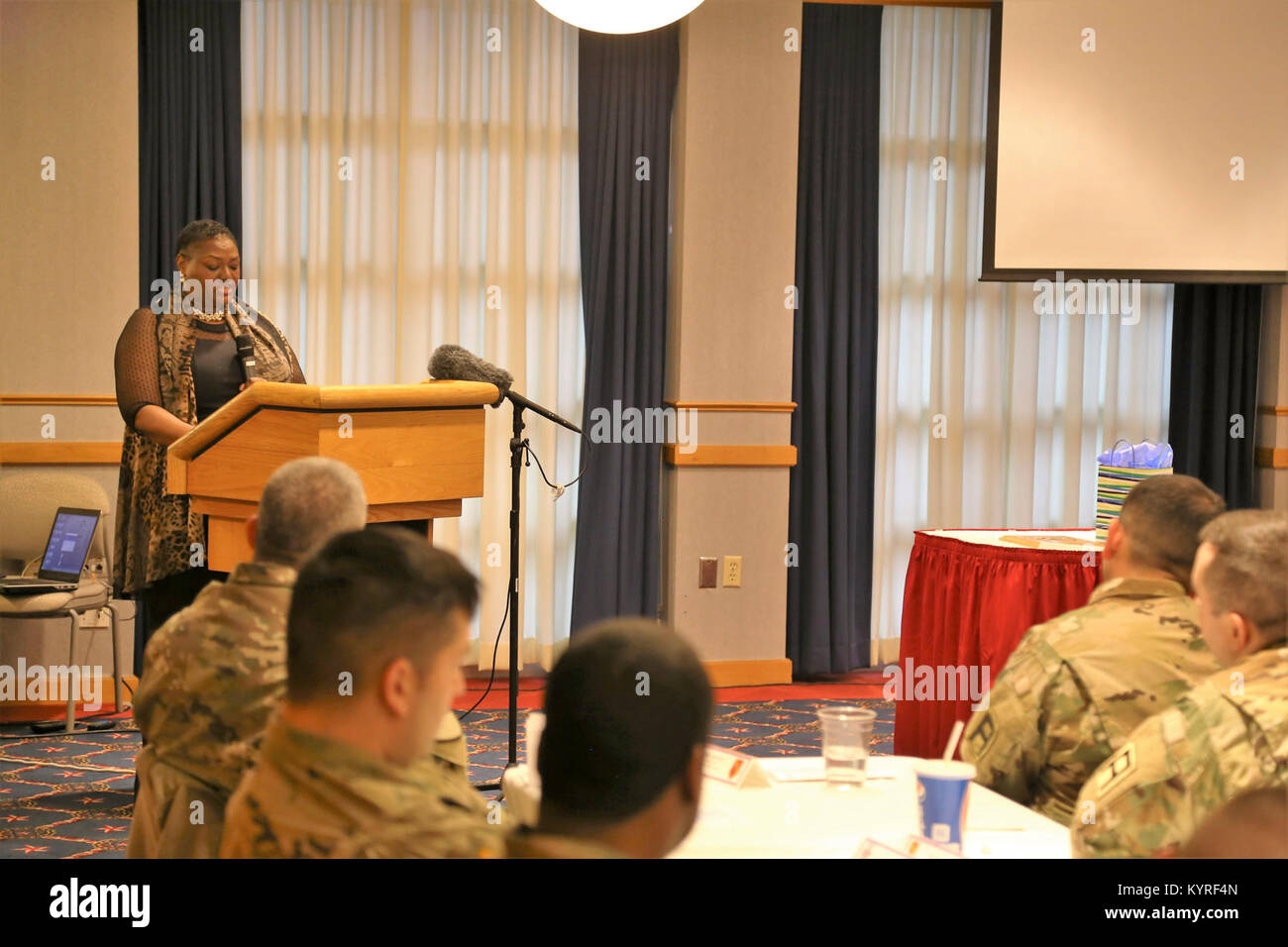 Le révérend Peggy M. Williams avec le Mount Zion Baptist Church de Madison, Wisconsin, donne sa présentation lors de l'installation l'occasion de la journée Martin Luther King le 11 janvier 2018, à Fort McCoy, Wisconsin Williams, originaire de Greenville, Alabama), est titulaire d'un doctorat en ministère dans le développement de la communauté chrétienne et d'une maîtrise en théologie du nord de l'Baptist Theological Seminary-Lombard, Ill. Williams a servi comme l'orateur invité pour l'événement. (U.S. Army Banque D'Images