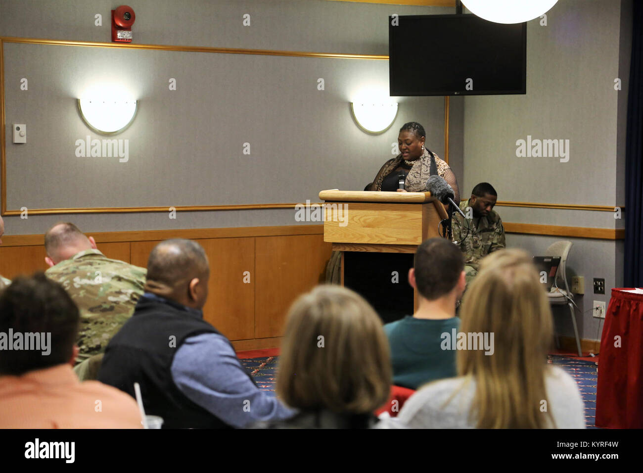 Le révérend Peggy M. Williams avec le Mount Zion Baptist Church de Madison, Wisconsin, donne sa présentation lors de l'installation l'occasion de la journée Martin Luther King le 11 janvier 2018, à Fort McCoy, Wisconsin Williams, originaire de Greenville, Alabama), est titulaire d'un doctorat en ministère dans le développement de la communauté chrétienne et d'une maîtrise en théologie du nord de l'Baptist Theological Seminary-Lombard, Ill. Williams a servi comme l'orateur invité pour l'événement. (U.S. Army Banque D'Images