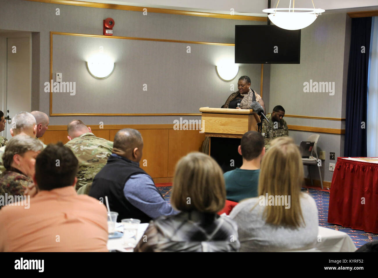 Le révérend Peggy M. Williams avec le Mount Zion Baptist Church de Madison, Wisconsin, donne sa présentation lors de l'installation l'occasion de la journée Martin Luther King le 11 janvier 2018, à Fort McCoy, Wisconsin Williams, originaire de Greenville, Alabama), est titulaire d'un doctorat en ministère dans le développement de la communauté chrétienne et d'une maîtrise en théologie du nord de l'Baptist Theological Seminary-Lombard, Ill. Williams a servi comme l'orateur invité pour l'événement. (U.S. Army Banque D'Images