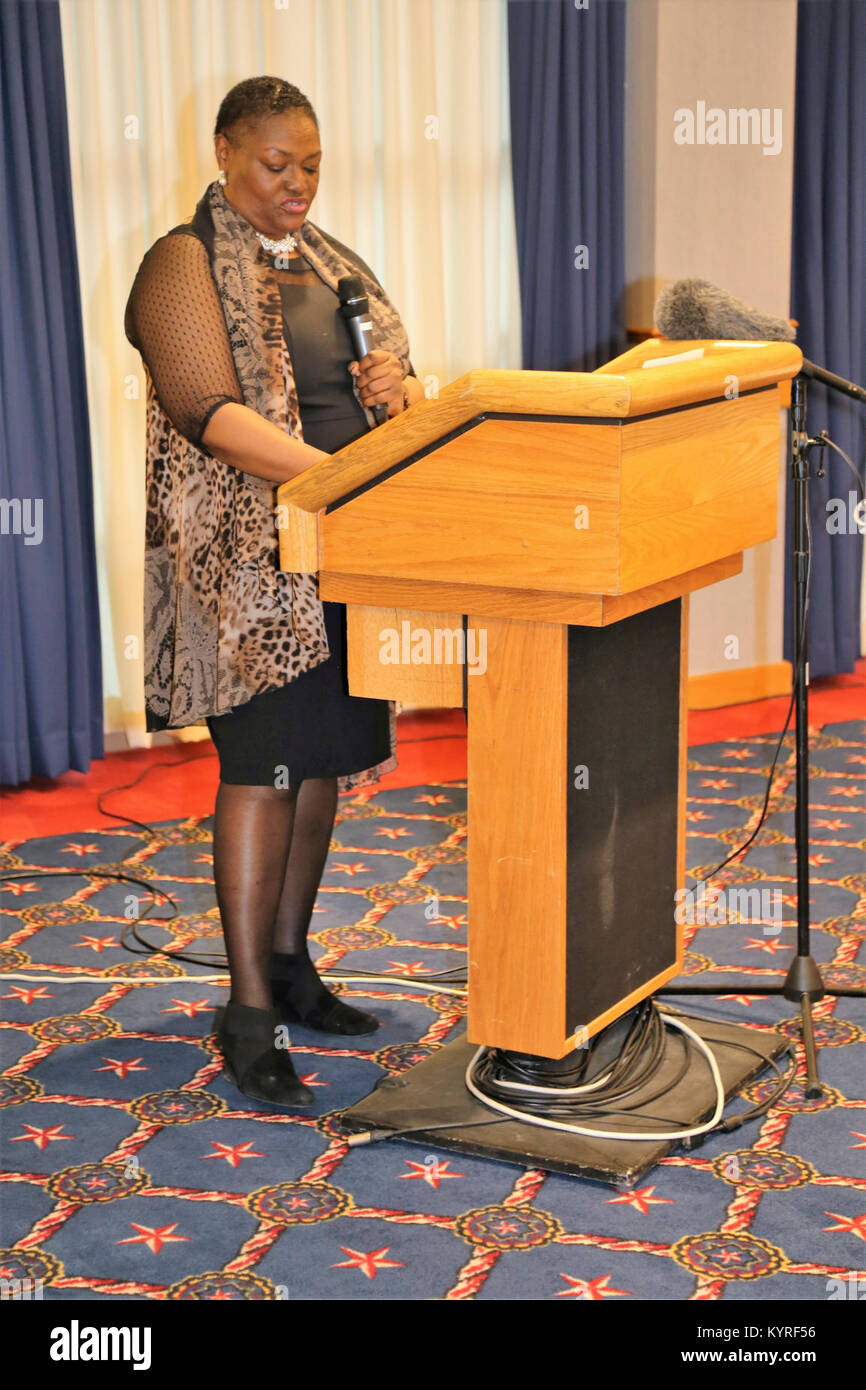 Le révérend Peggy M. Williams avec le Mount Zion Baptist Church de Madison, Wisconsin, donne sa présentation lors de l'installation l'occasion de la journée Martin Luther King le 11 janvier 2018, à Fort McCoy, Wisconsin Williams, originaire de Greenville, Alabama), est titulaire d'un doctorat en ministère dans le développement de la communauté chrétienne et d'une maîtrise en théologie du nord de l'Baptist Theological Seminary-Lombard, Ill. Williams a servi comme l'orateur invité pour l'événement. (U.S. Army Banque D'Images