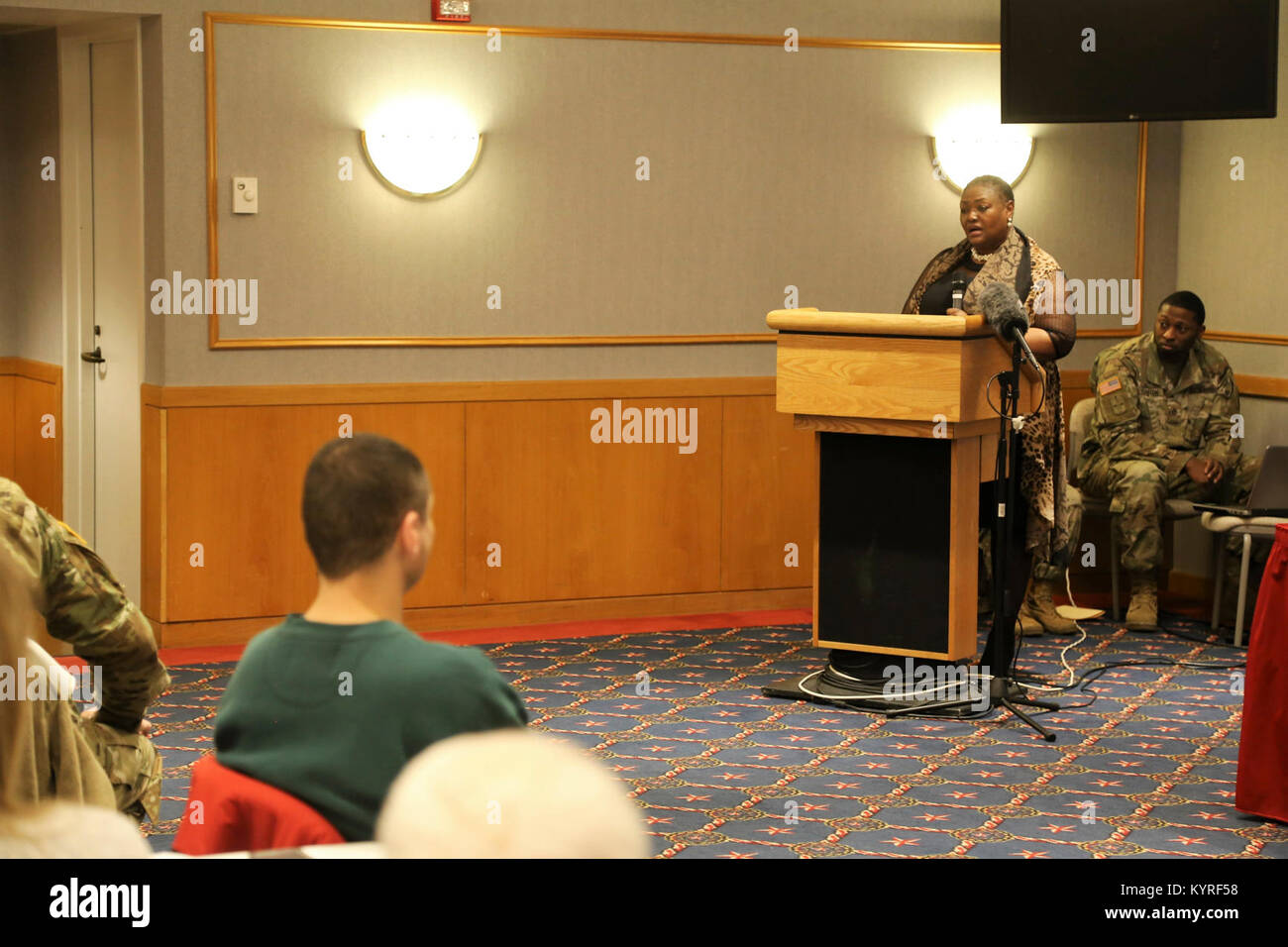 Le révérend Peggy M. Williams avec le Mount Zion Baptist Church de Madison, Wisconsin, donne sa présentation lors de l'installation l'occasion de la journée Martin Luther King le 11 janvier 2018, à Fort McCoy, Wisconsin Williams, originaire de Greenville, Alabama), est titulaire d'un doctorat en ministère dans le développement de la communauté chrétienne et d'une maîtrise en théologie du nord de l'Baptist Theological Seminary-Lombard, Ill. Williams a servi comme l'orateur invité pour l'événement. (U.S. Army Banque D'Images