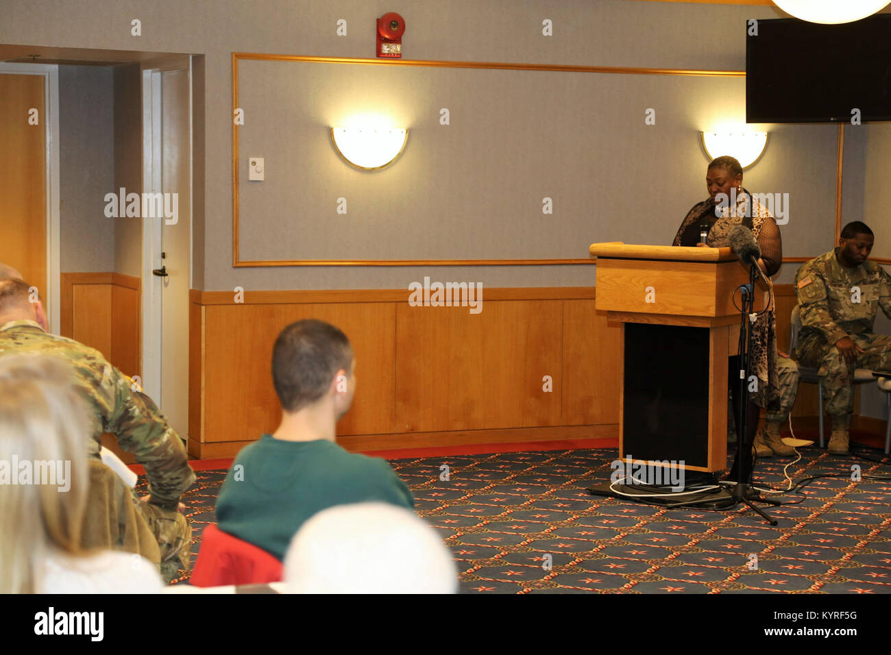 Le révérend Peggy M. Williams avec le Mount Zion Baptist Church de Madison, Wisconsin, donne sa présentation lors de l'installation l'occasion de la journée Martin Luther King le 11 janvier 2018, à Fort McCoy, Wisconsin Williams, originaire de Greenville, Alabama), est titulaire d'un doctorat en ministère dans le développement de la communauté chrétienne et d'une maîtrise en théologie du nord de l'Baptist Theological Seminary-Lombard, Ill. Williams a servi comme l'orateur invité pour l'événement. (U.S. Army Banque D'Images