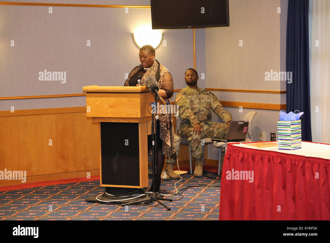 Le révérend Peggy M. Williams avec le Mount Zion Baptist Church de Madison, Wisconsin, donne sa présentation lors de l'installation l'occasion de la journée Martin Luther King le 11 janvier 2018, à Fort McCoy, Wisconsin Williams, originaire de Greenville, Alabama), est titulaire d'un doctorat en ministère dans le développement de la communauté chrétienne et d'une maîtrise en théologie du nord de l'Baptist Theological Seminary-Lombard, Ill. Williams a servi comme l'orateur invité pour l'événement. (U.S. Army Banque D'Images