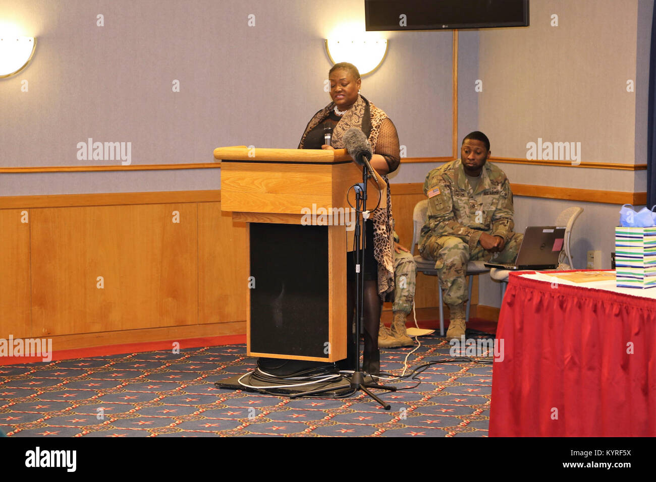 Le révérend Peggy M. Williams avec le Mount Zion Baptist Church de Madison, Wisconsin, donne sa présentation lors de l'installation l'occasion de la journée Martin Luther King le 11 janvier 2018, à Fort McCoy, Wisconsin Williams, originaire de Greenville, Alabama), est titulaire d'un doctorat en ministère dans le développement de la communauté chrétienne et d'une maîtrise en théologie du nord de l'Baptist Theological Seminary-Lombard, Ill. Williams a servi comme l'orateur invité pour l'événement. (U.S. Army Banque D'Images
