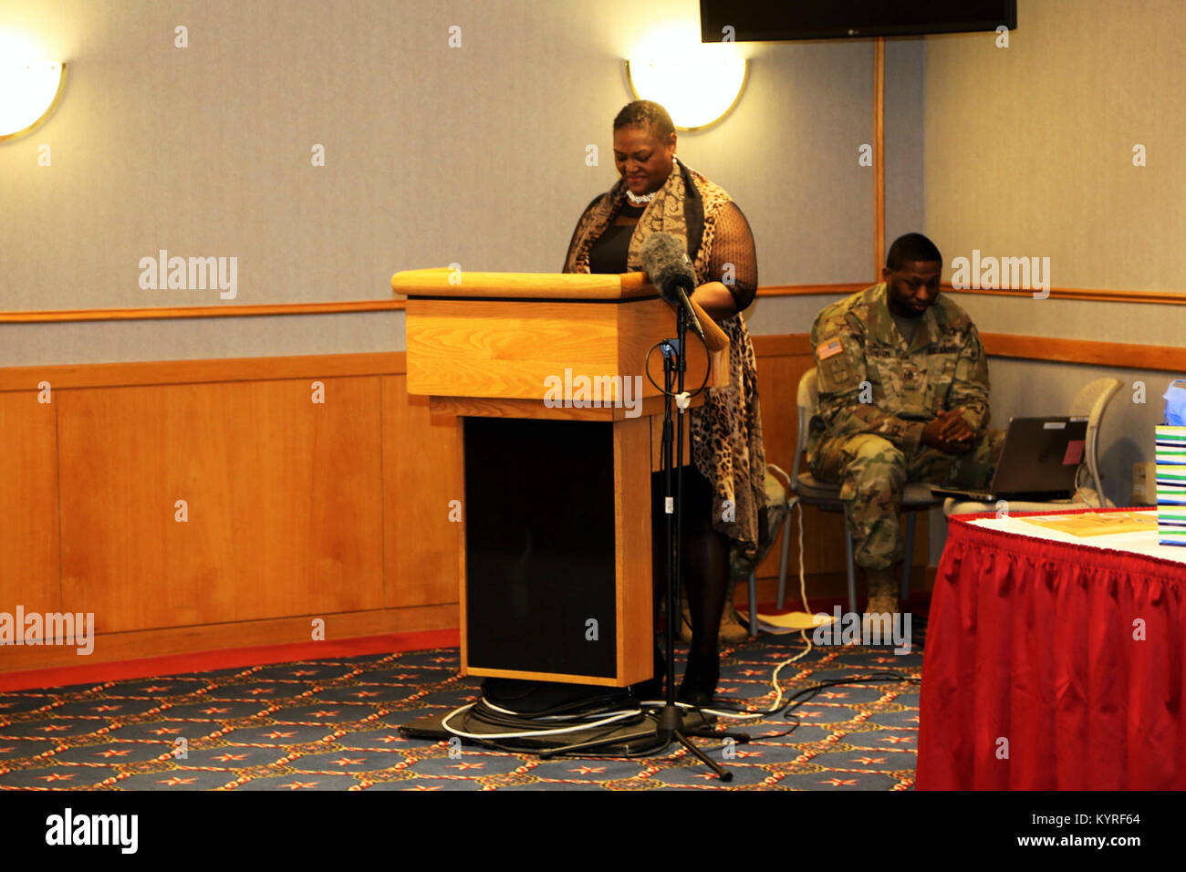 Le révérend Peggy M. Williams avec le Mount Zion Baptist Church de Madison, Wisconsin, donne sa présentation lors de l'installation l'occasion de la journée Martin Luther King le 11 janvier 2018, à Fort McCoy, Wisconsin Williams, originaire de Greenville, Alabama), est titulaire d'un doctorat en ministère dans le développement de la communauté chrétienne et d'une maîtrise en théologie du nord de l'Baptist Theological Seminary-Lombard, Ill. Williams a servi comme l'orateur invité pour l'événement. (U.S. Army Banque D'Images