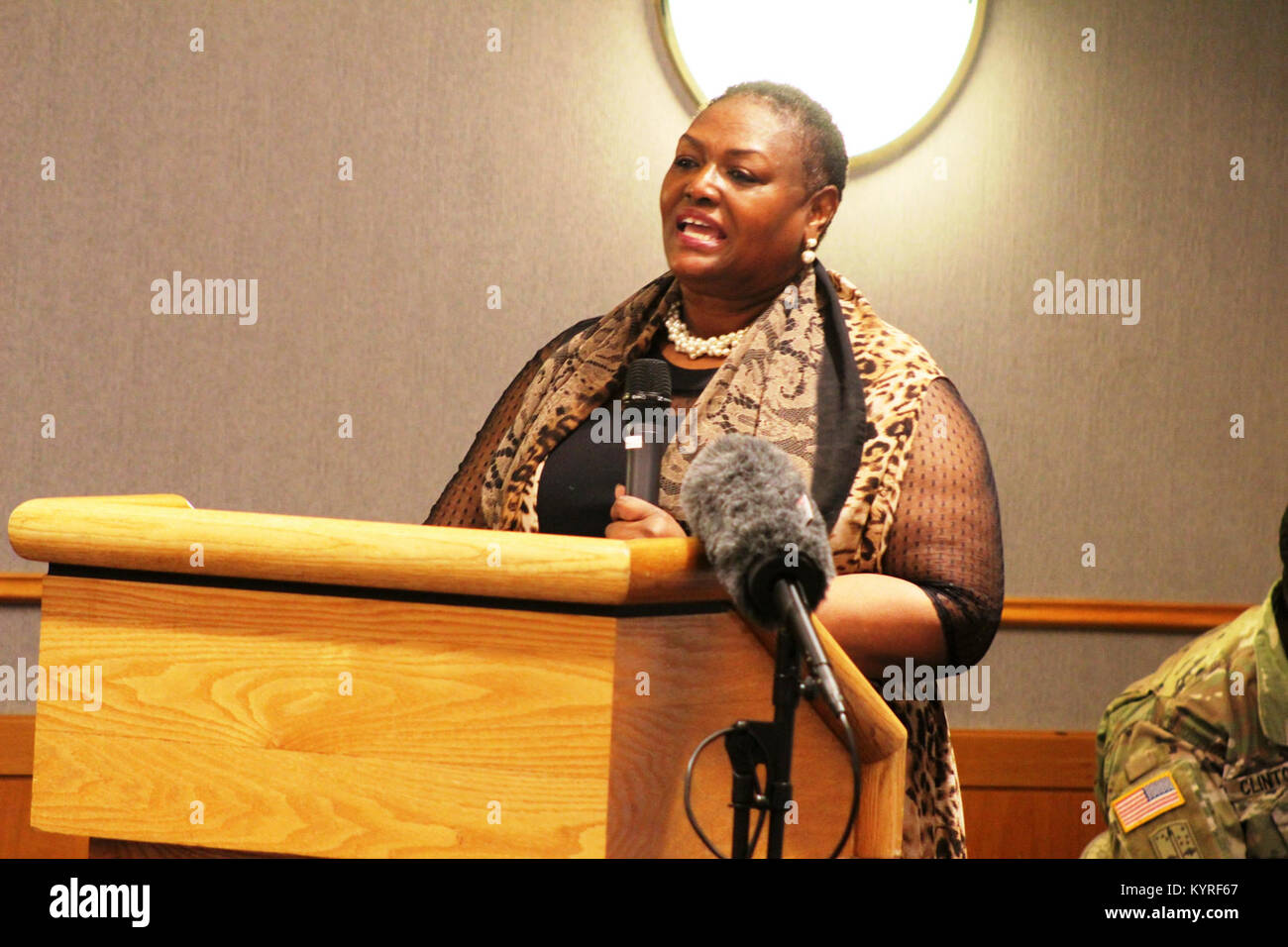 Le révérend Peggy M. Williams avec le Mount Zion Baptist Church de Madison, Wisconsin, donne sa présentation lors de l'installation l'occasion de la journée Martin Luther King le 11 janvier 2018, à Fort McCoy, Wisconsin Williams, originaire de Greenville, Alabama), est titulaire d'un doctorat en ministère dans le développement de la communauté chrétienne et d'une maîtrise en théologie du nord de l'Baptist Theological Seminary-Lombard, Ill. Williams a servi comme l'orateur invité pour l'événement. (U.S. Army Banque D'Images