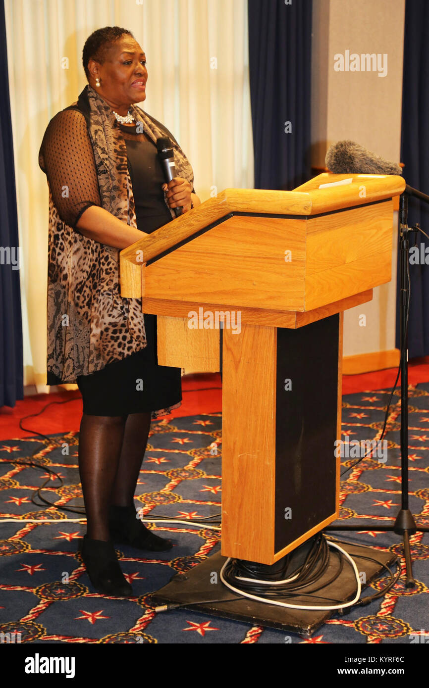 Le révérend Peggy M. Williams avec le Mount Zion Baptist Church de Madison, Wisconsin, donne sa présentation lors de l'installation l'occasion de la journée Martin Luther King le 11 janvier 2018, à Fort McCoy, Wisconsin Williams, originaire de Greenville, Alabama), est titulaire d'un doctorat en ministère dans le développement de la communauté chrétienne et d'une maîtrise en théologie du nord de l'Baptist Theological Seminary-Lombard, Ill. Williams a servi comme l'orateur invité pour l'événement. (U.S. Army Banque D'Images