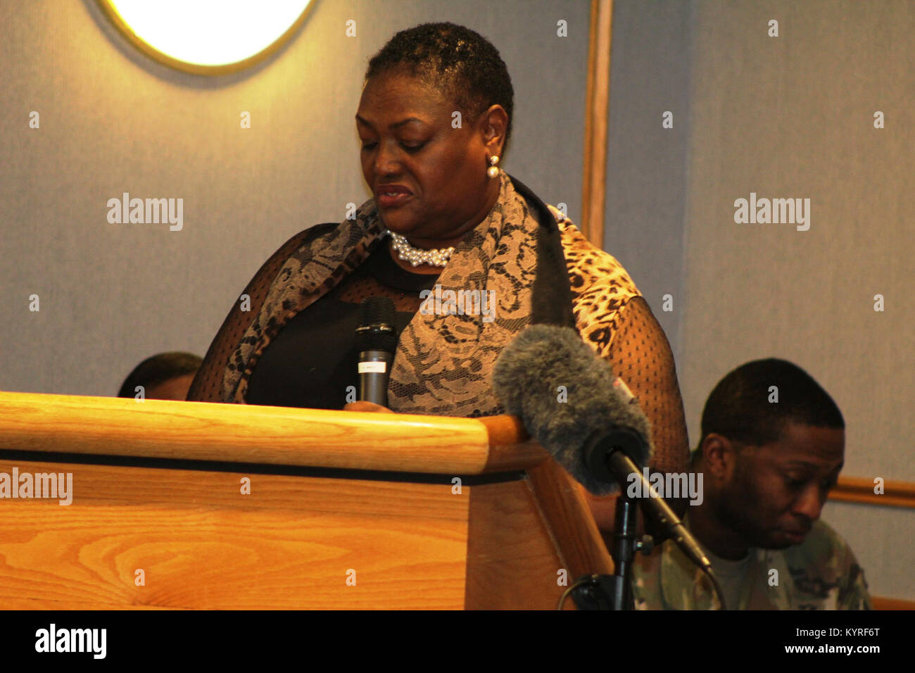 Le révérend Peggy M. Williams avec le Mount Zion Baptist Church de Madison, Wisconsin, donne sa présentation lors de l'installation l'occasion de la journée Martin Luther King le 11 janvier 2018, à Fort McCoy, Wisconsin Williams, originaire de Greenville, Alabama), est titulaire d'un doctorat en ministère dans le développement de la communauté chrétienne et d'une maîtrise en théologie du nord de l'Baptist Theological Seminary-Lombard, Ill. Williams a servi comme l'orateur invité pour l'événement. (U.S. Army Banque D'Images