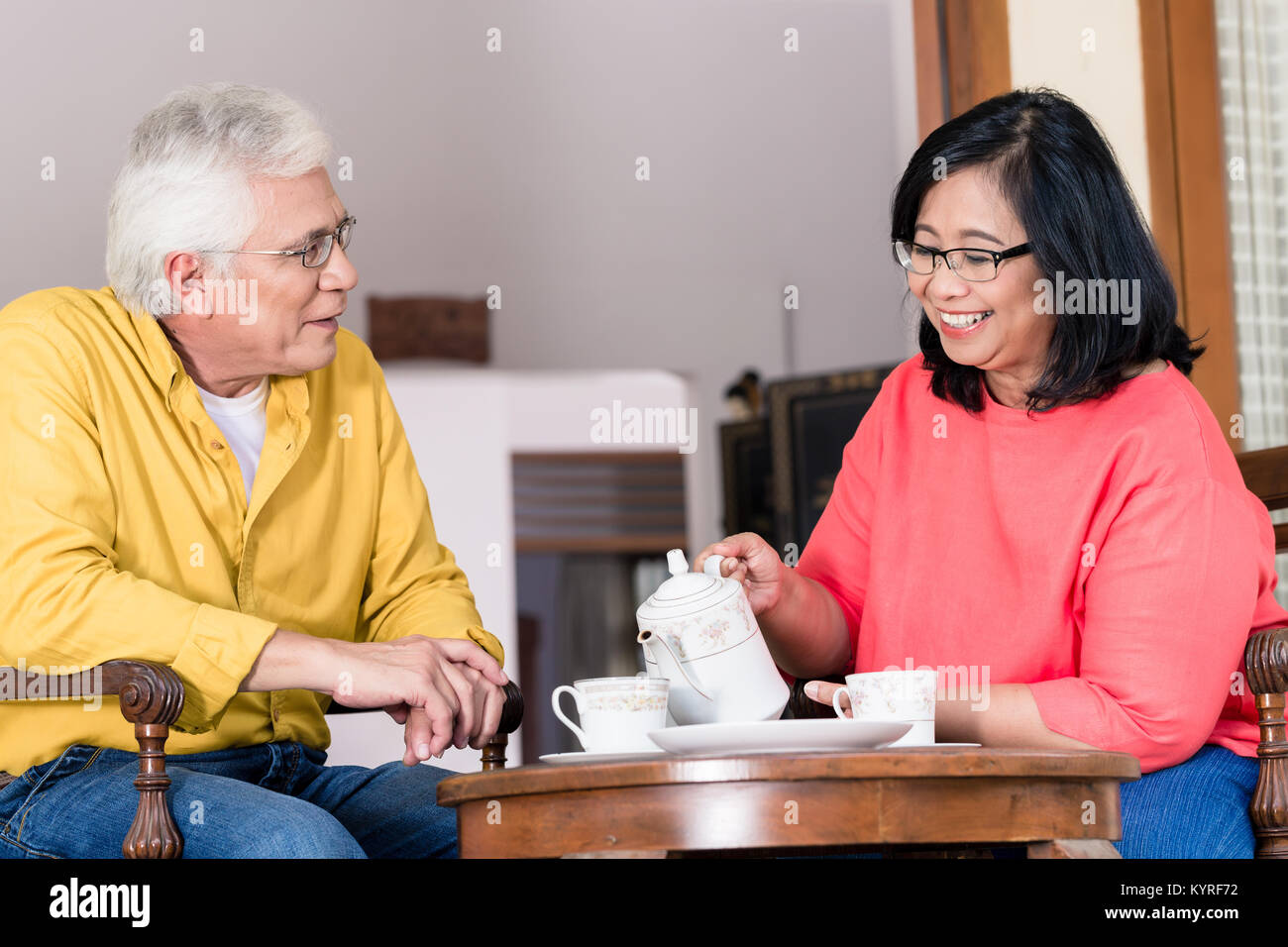 Portrait de couple sereine savourer une tasse de café à la maison Banque D'Images