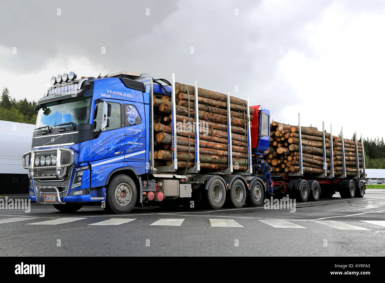 FORSSA, FINLANDE - le 28 août 2014 : Volvo FH16 700 chariot bois avec remorques à grumes épicéa. Rapports Metla croissance de 2  % dans le commerce de bois finlandais Extrêmes Janvier Ã août 20 Banque D'Images