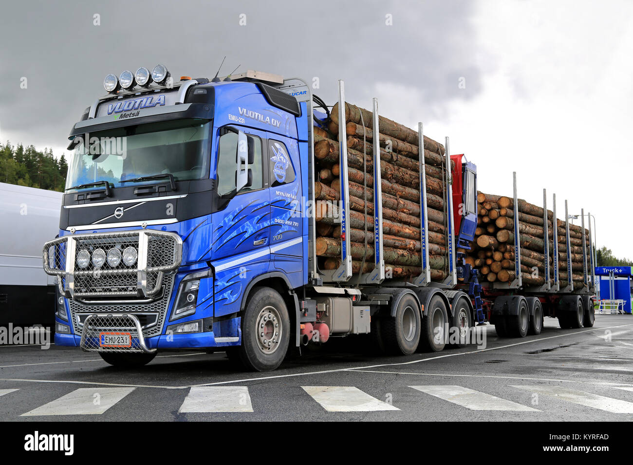 FORSSA, FINLANDE - le 28 août 2014 : Volvo FH16 700 chariot bois avec remorques à grumes épicéa. Rapports Metla croissance de 2  % dans le commerce de bois finlandais Extrêmes Janvier Ã août 20 Banque D'Images
