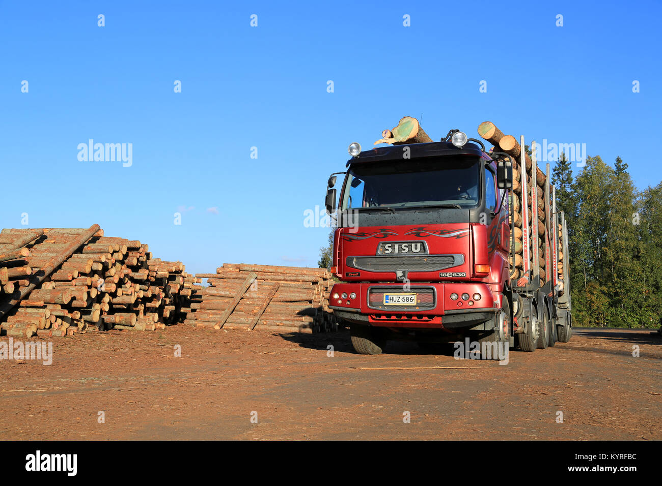 LUVIA, FINLANDE - le 19 septembre 2014 : 18E630 Sisu chariot bois attend pour décharger au chantier de bois de scierie. Rapports Metla croissance de 2  % dans le commerce du bois finlandais Banque D'Images