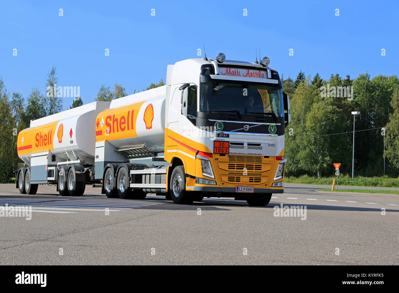 RAUMA, FINLANDE - le 19 septembre 2014 : Un camion Volvo FH transporte du carburant dans la livrée du Shell. En septembre 2014, le prix moyen du diesel dans le monde est de 1,17 Banque D'Images
