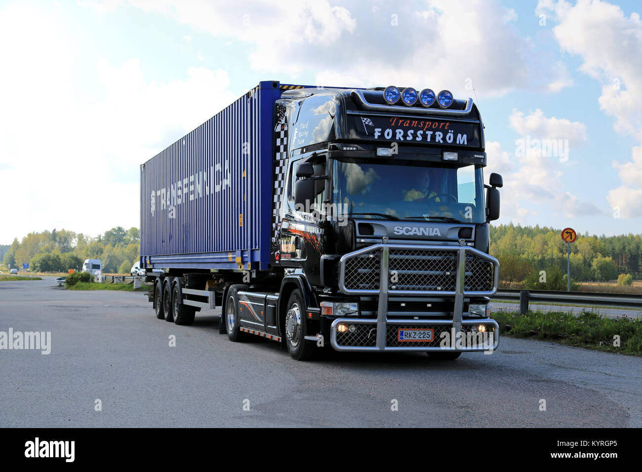 SALO, FINLANDE - septembre 7, 2014 : Scania Truck transporte une Transfennica contenant. Transfennica est une compagnie maritime finlandaise qui transporte le contenant Banque D'Images
