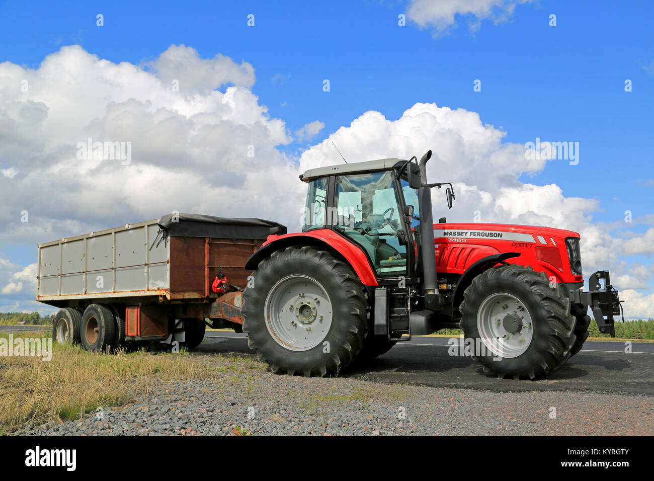 KOSKI TL, FINLANDE - le 24 août 2014 : tracteur agricole Massey Ferguson 7465 par domaine. Le MF 7465 est une ligne de tracteur 6 cylindres. Turbo-Intercooled/6. Banque D'Images