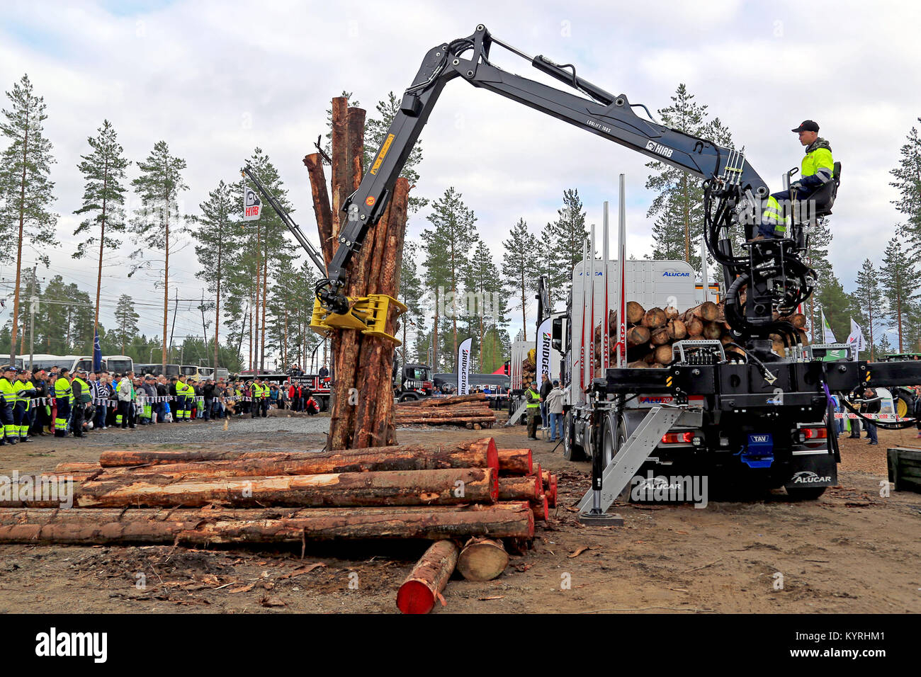 JAMSA, FINLANDE - le 29 août 2014 : finaliste non identifiés dans les Championnats d'Europe en 2014, le chargement du journal tenu à FinnMETKO 2014. Banque D'Images