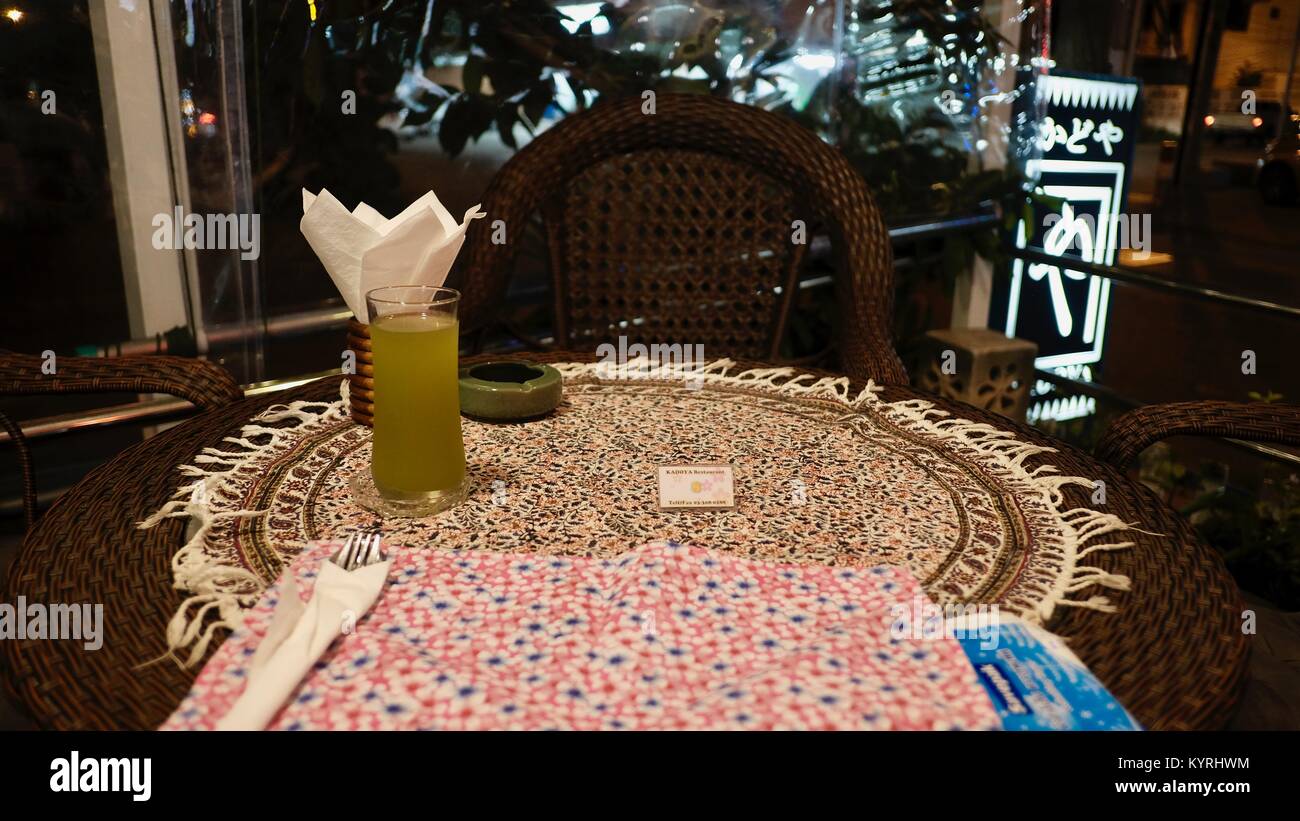 Table à manger se détendre au restaurant japonais gastronomique Kadoya à Pattaya en Thaïlande Banque D'Images