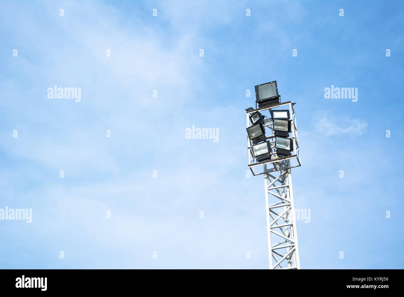 Les poteaux électriques projecteurs avec ciel bleu pour le fond Banque D'Images