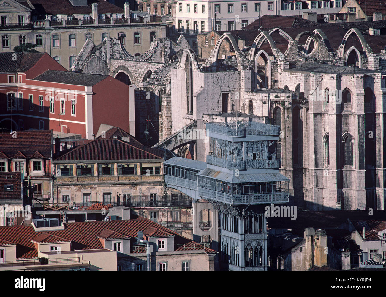 Ascenseur de Santa Justa, également connu sous le nom d'élévateur Carmo construite par l'architecte français d'origine portugaise de Raoul Mesnier du Ponsard qui a étudié sous Gustave Eiffel. L'ascenseur dessert le centre-ville et le Bairro Alto, Lisbonne, Portugal. Construit en 1900 et était à l'origine propulsé par la vapeur mais est maintenant électrique. Banque D'Images