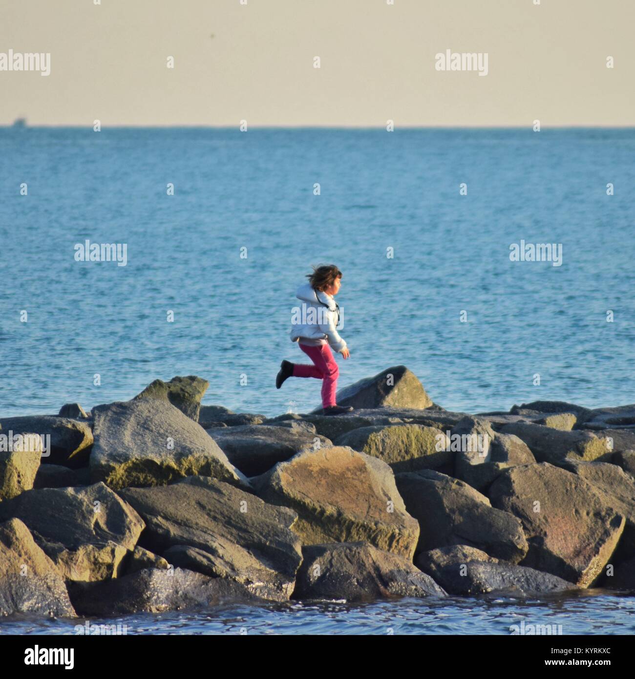 Peu de soleil sur la barrière de brise-lames sur la mer Banque D'Images