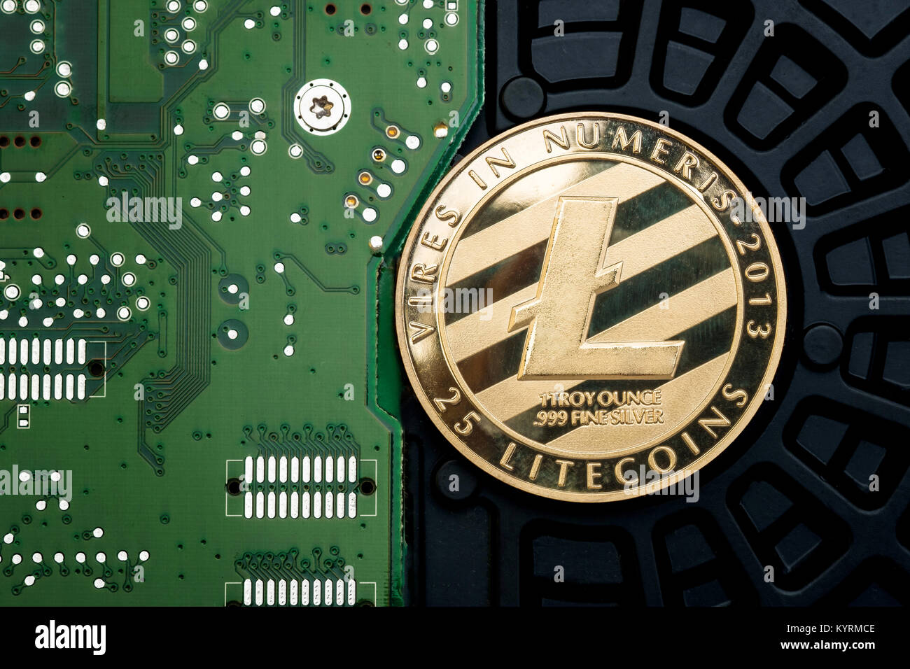 Litecoin or métallique sur la carte mère du circuit électronique.crypto.minière monnaie argent numérique sur réseau blockchain Banque D'Images