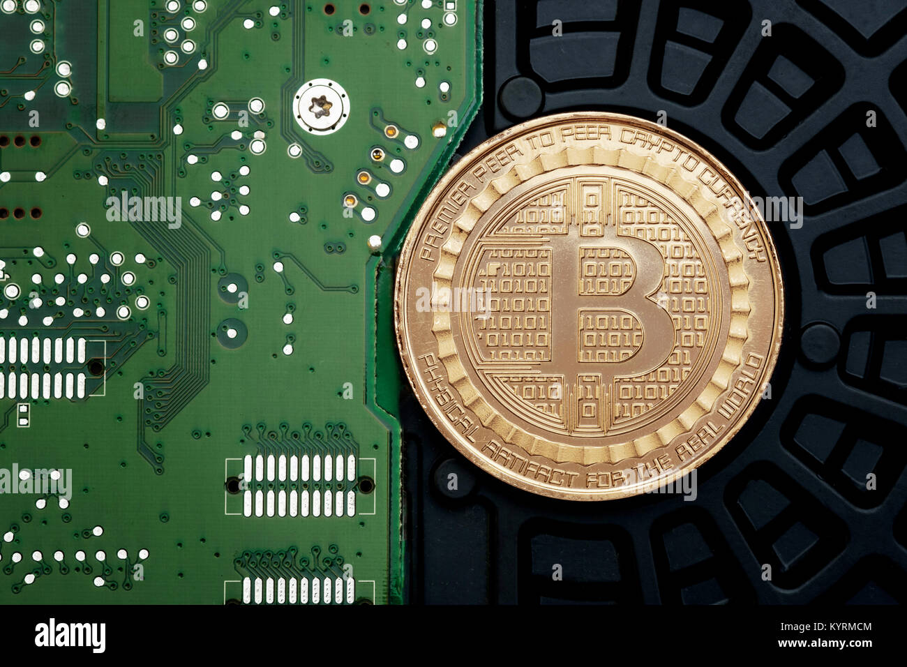Les Bitcoins or métallique sur la carte mère du circuit électronique.crypto minière monnaie numérique blockchain.de l'argent sur le réseau Banque D'Images