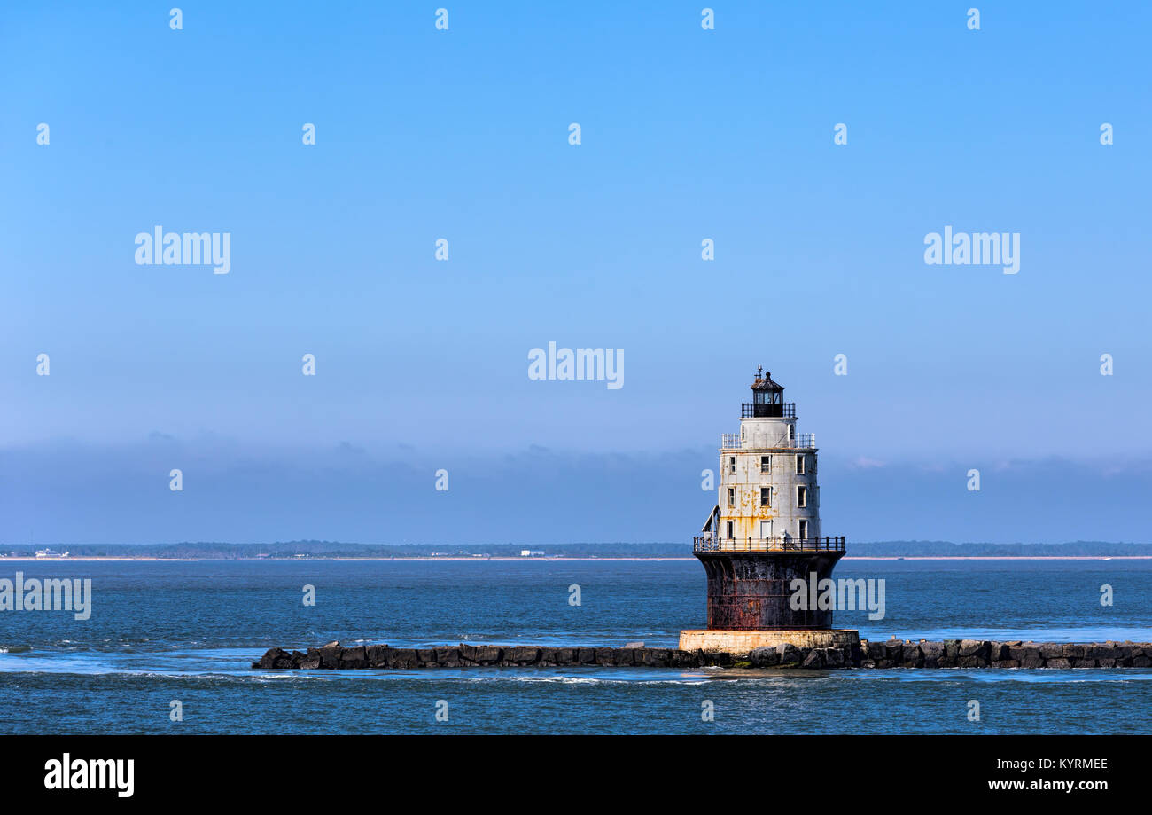 Port de refuge phare de lumière dans la baie du Delaware à Cape Henlopen. Banque D'Images