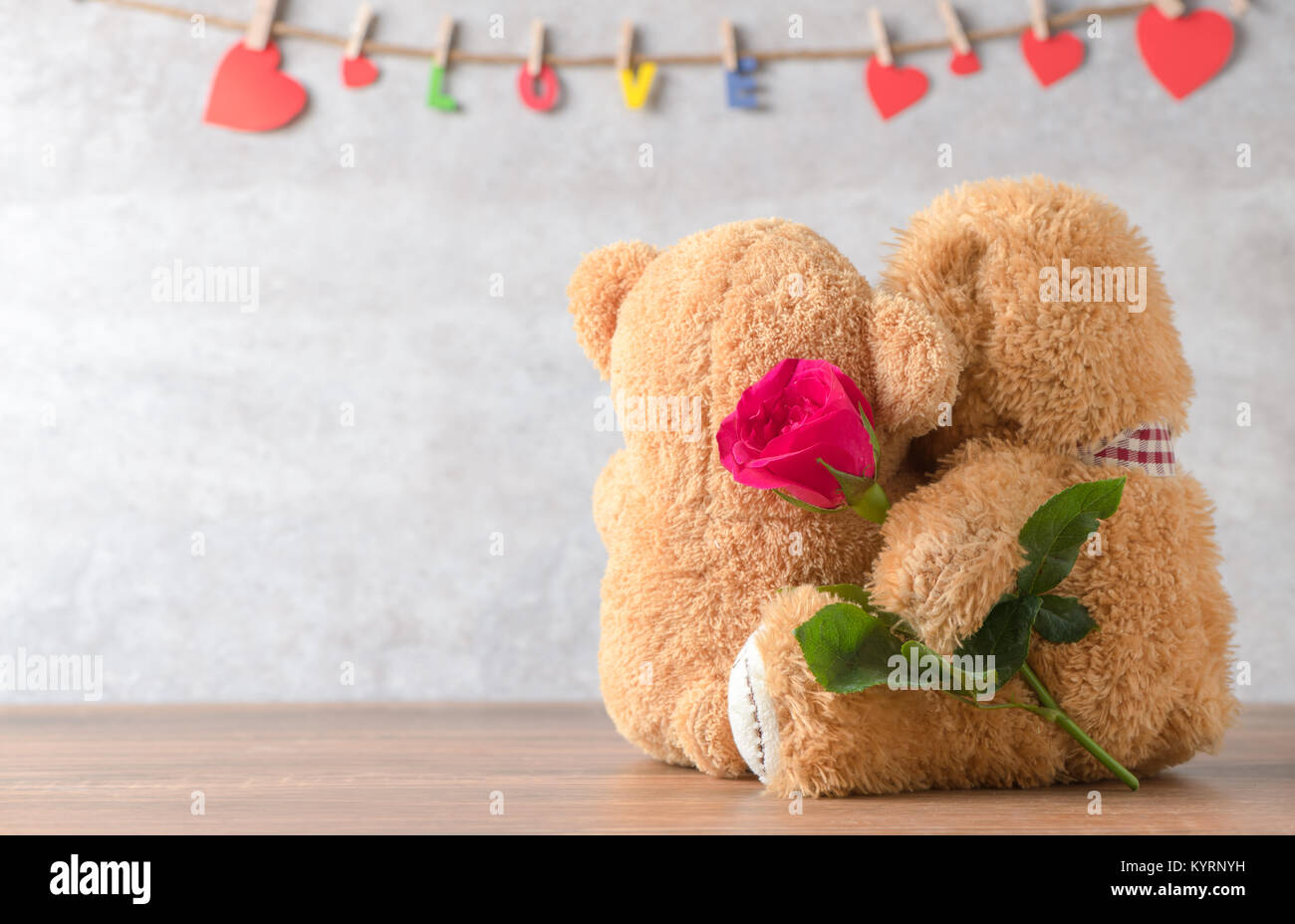 L'arrière de deux ours en peluche avec rose rouge sur en arrière-plan, l'amour et la Saint-Valentin concept Banque D'Images