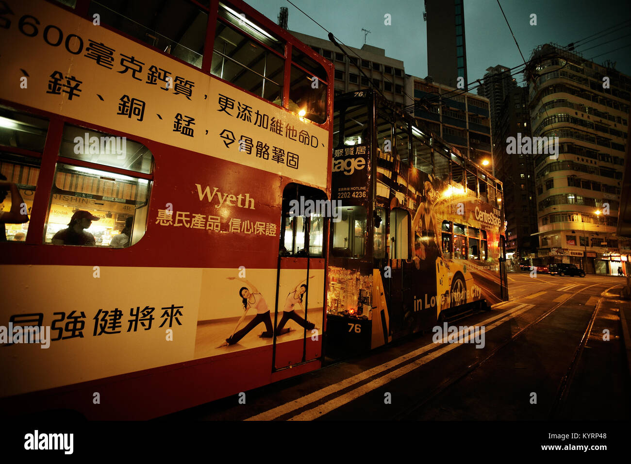 HONG KONG - Aug 10, 2007 : rues de Hong Kong. Double decker bus tram sur la rue la nuit Banque D'Images