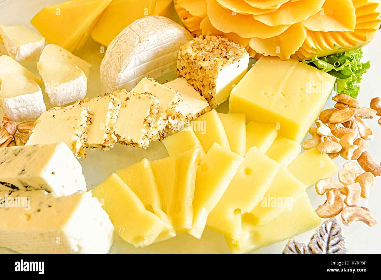 Différents types de fromage aux noix de cajou et des fruits sur la table Banque D'Images