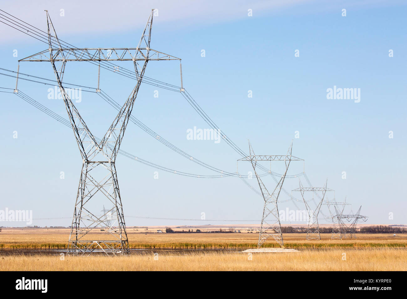 Les tours de transmission à travers le lac des Prairies Banque D'Images