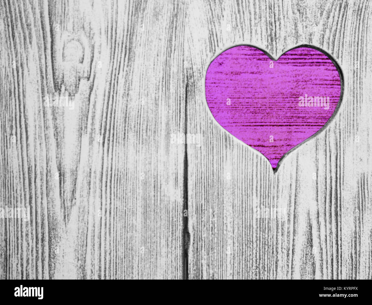 Pinkheart taillé dans une planche de bois. L'arrière-plan. Carte postale, Valentine. Banque D'Images