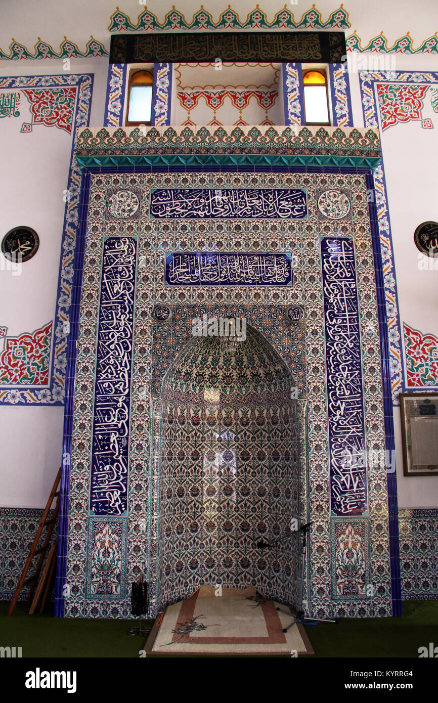 Mihrab dans de nouvelles tuiles mosquée turque Banque D'Images