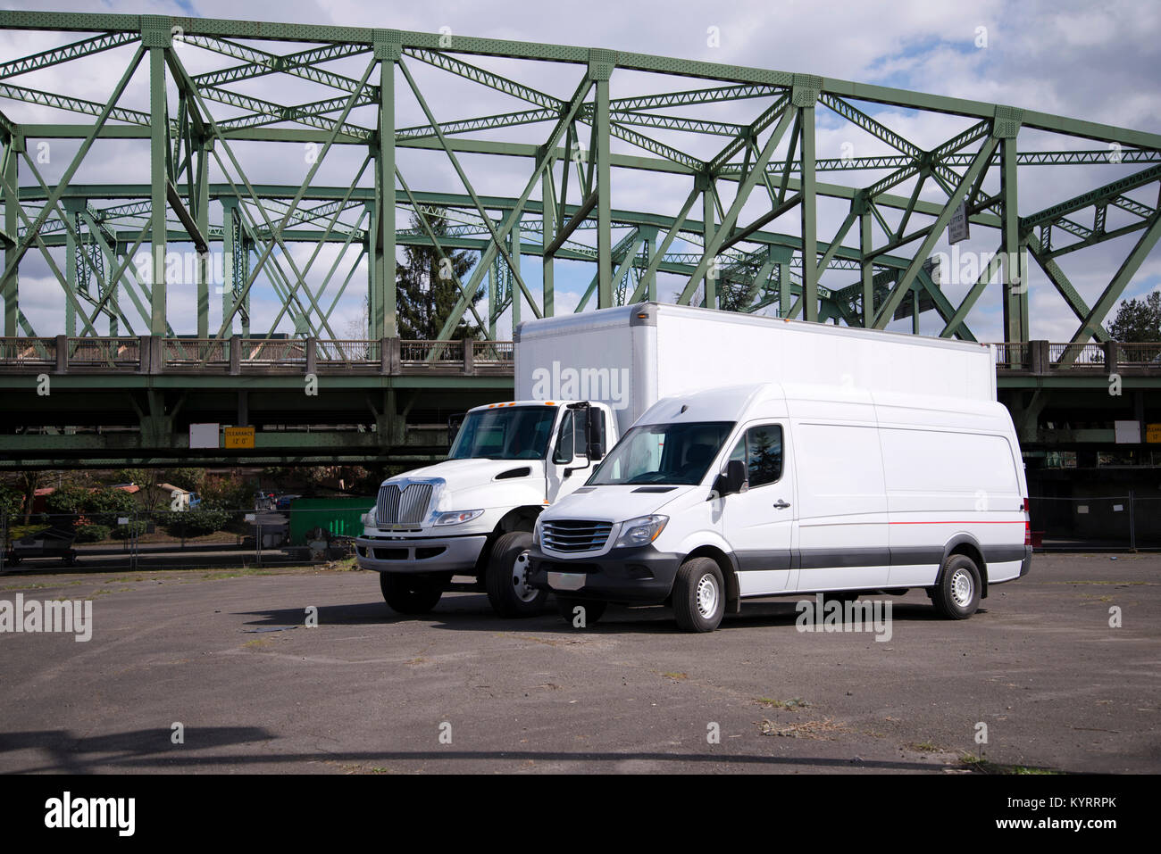 Un camion de taille moyenne avec un fort semi remorque et un mini-van pour le transport local ou d'affaires sont en prévision des marchandises et les commandes pour l'expédition Banque D'Images